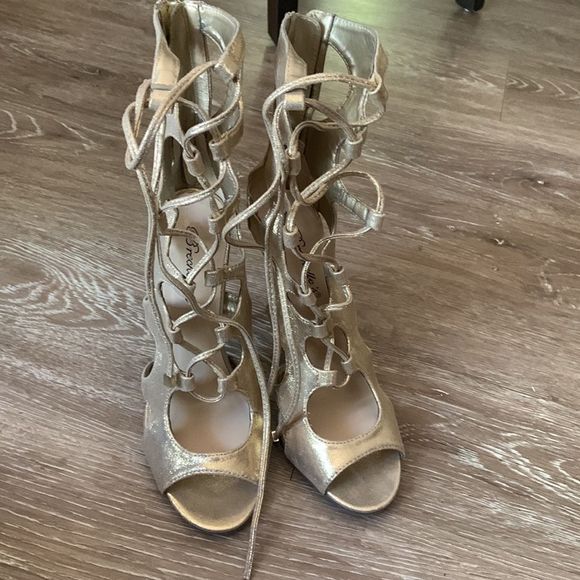 SOLD !!Breckelles gold strapped heels size 7 - Picture 3 of 16